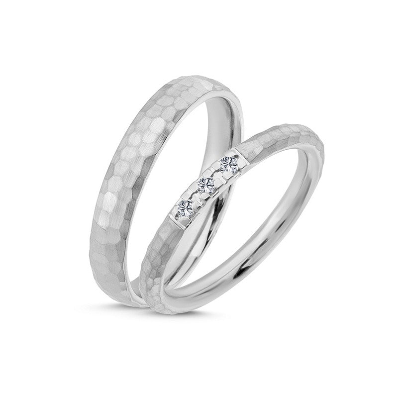 Unikke Nuran vielsesringe i 14 kt hvidguld med hamret design og 0,06 ct diamanter i dameringen.